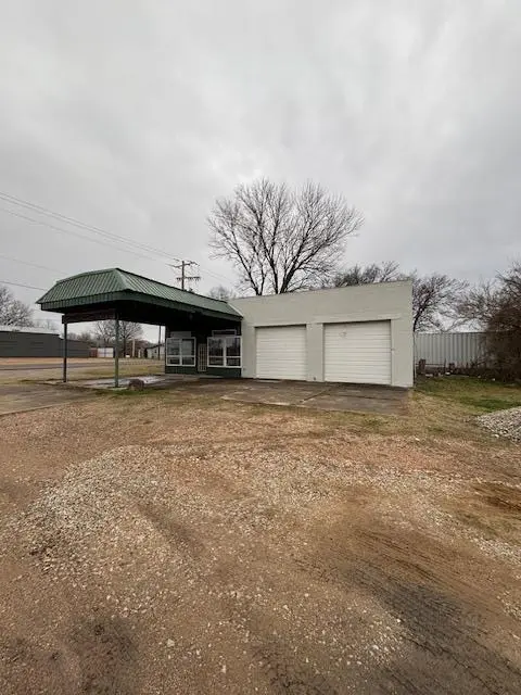 1403 W Columbia ST, Okemah, OK 74859