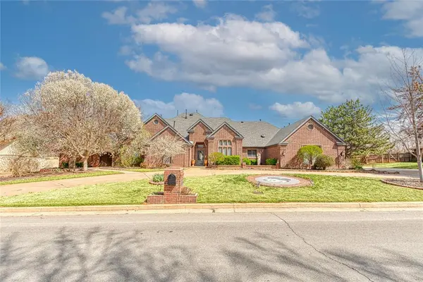 2422 Sunset DR, Clinton, OK 73601