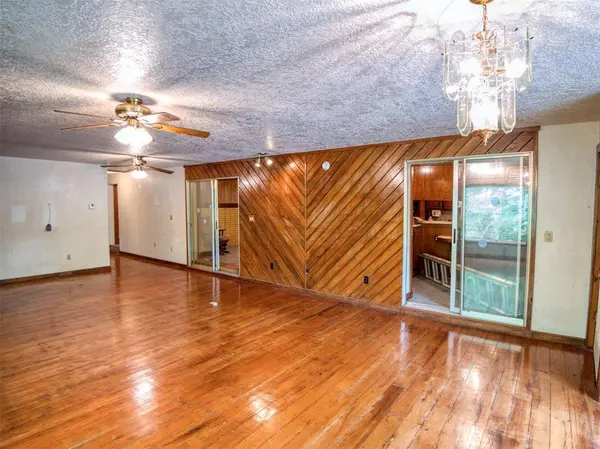 2371 Seminole DR, Sulphur, OK 73086