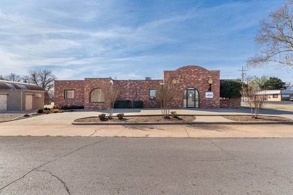 1230 Frisco AVE, Clinton, OK 73601