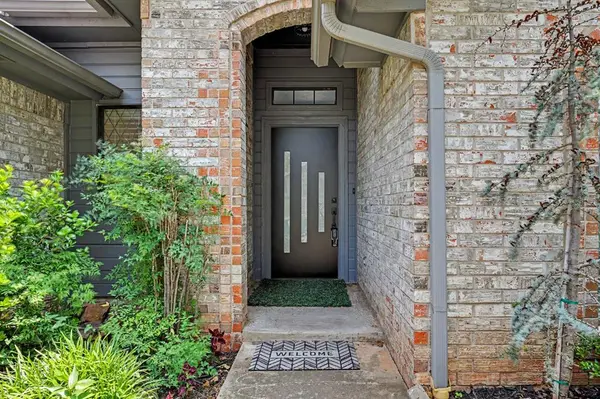 1400 Sandhurst CIR, Edmond, OK 73034