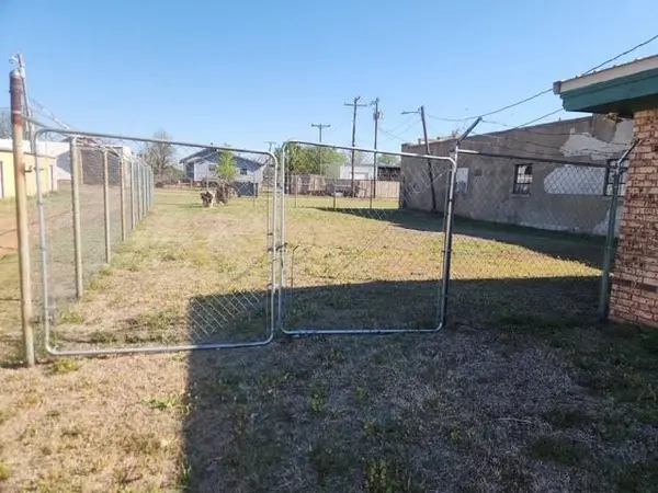 121 E Main ST, Geary, OK 73040