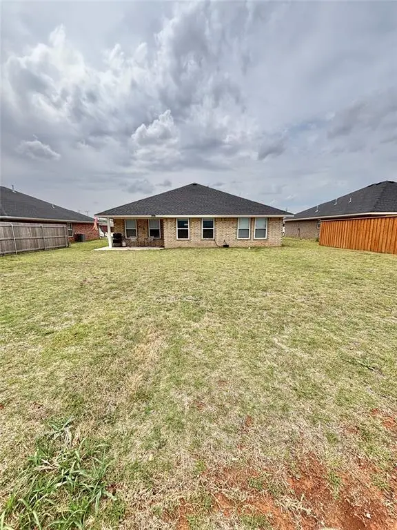 1712 Sommerset PL, Altus, OK 73521