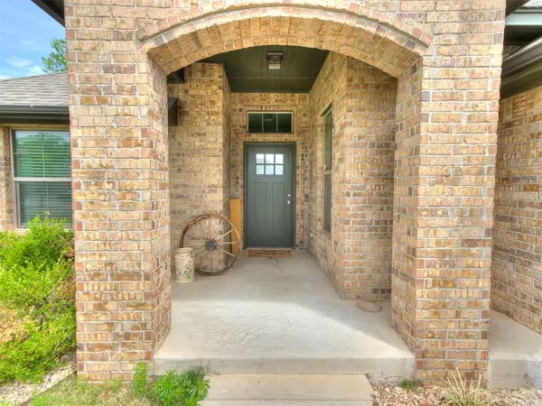 13920 Hutchinson PL, Yukon, OK 73099