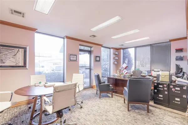 1301 S Broadway #100, Edmond, OK 73034
