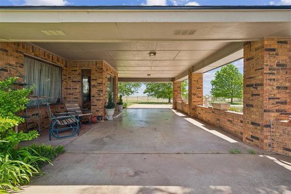 21749 E 1150 RD, Foss, OK 73647