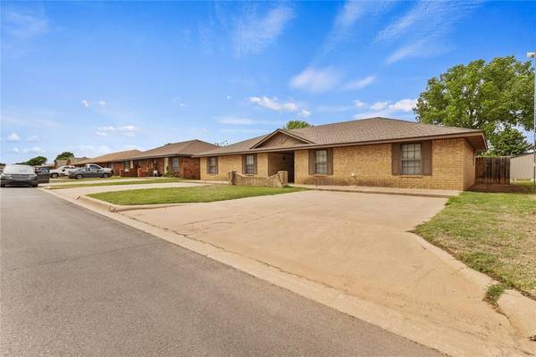 2113 Lynn LN, Weatherford, OK 73096