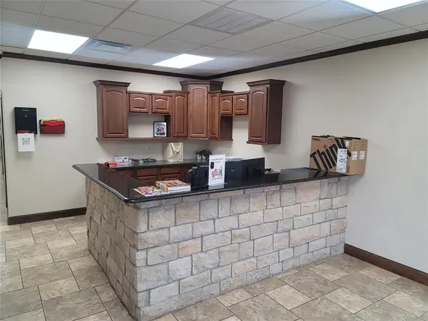 912 Messenger LN, Moore, OK 73160