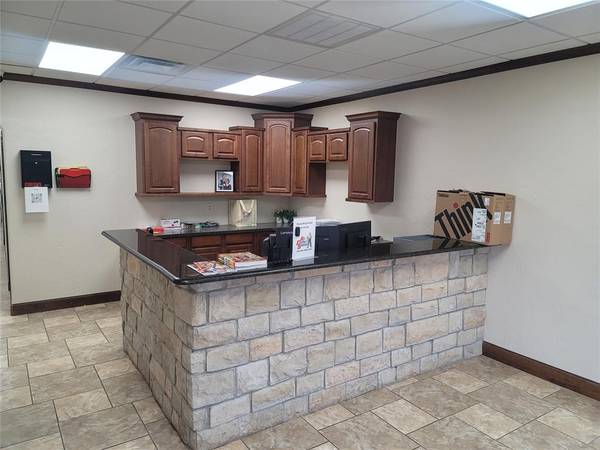 912 Messenger LN, Moore, OK 73160