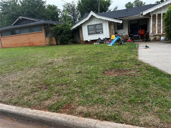 102 Oakside DR, Moore, OK 73160