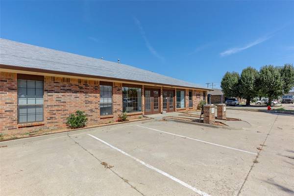 1225 Sovereign ROW #105/107, Oklahoma City, OK 73108