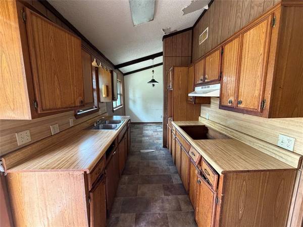 1319 Manchester DR, Anadarko, OK 73005