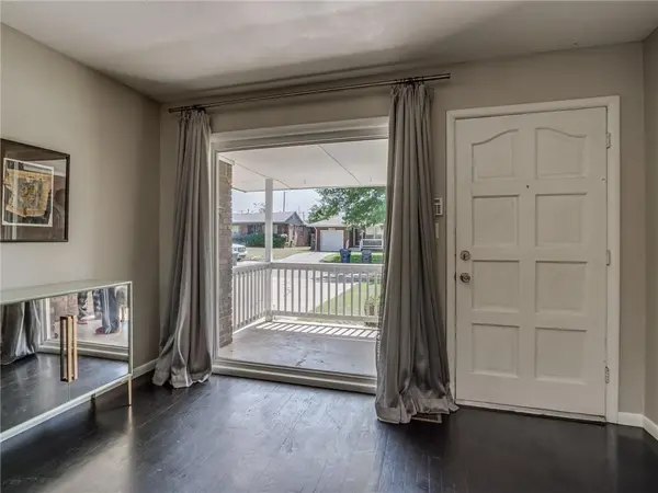 10833 N Utica DR, The Village, OK 73120