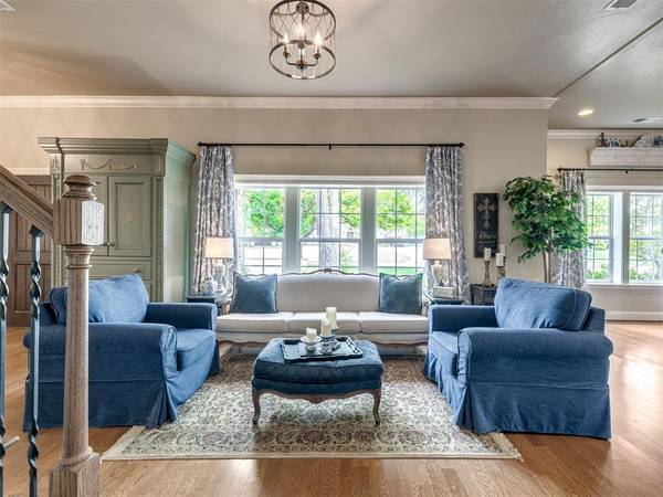 1228 Marlboro LN, Nichols Hills, OK 73116