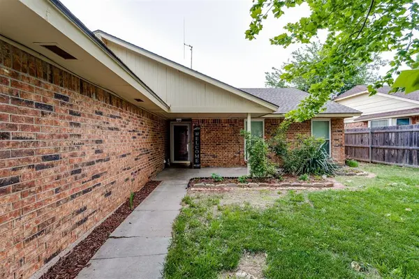 1011 Royal LN, Yukon, OK 73099