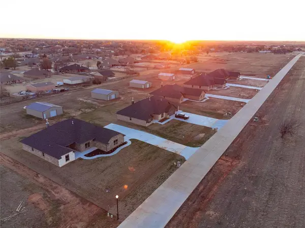 8650 Oak Tree CIR, Edmond, OK 73025