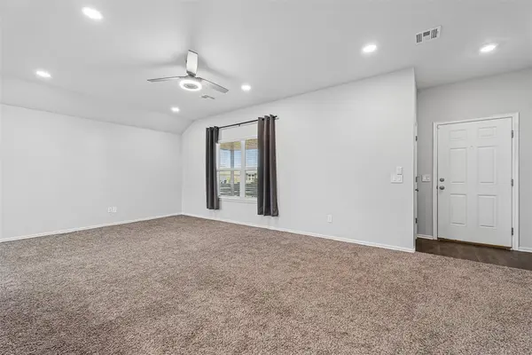 933 S Blackjack LN, Mustang, OK 73064