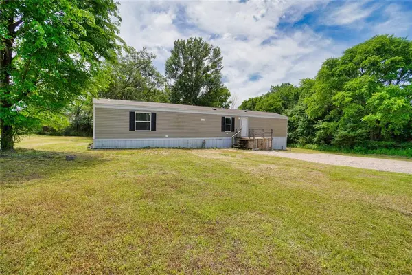 801 E Oak ST, Maud, OK 74854