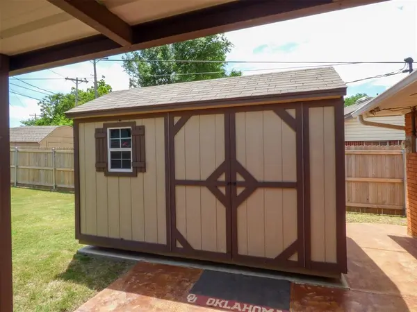 106 Kelly DR, Moore, OK 73160