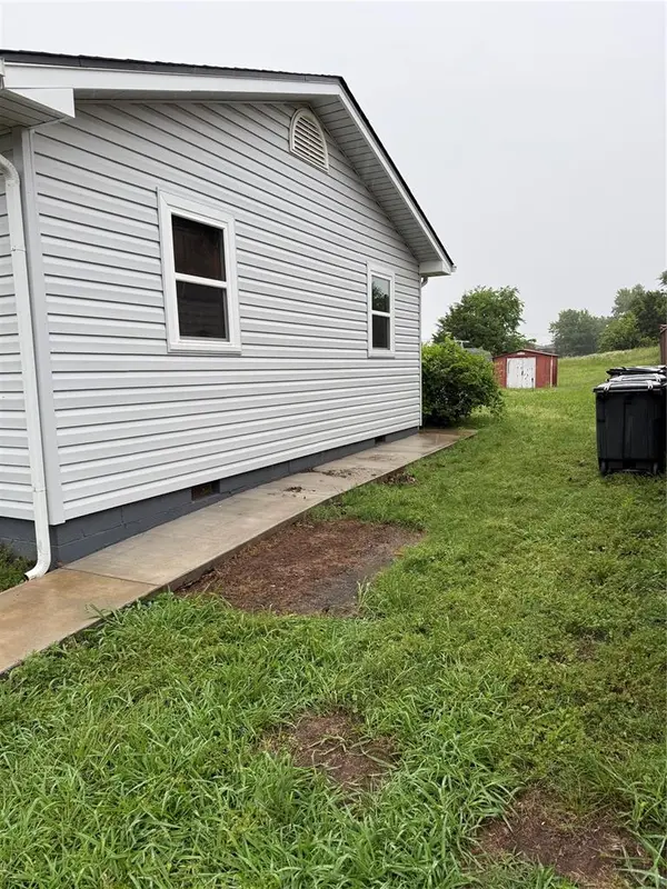 800 E 17th St ST, Prague, OK 74864