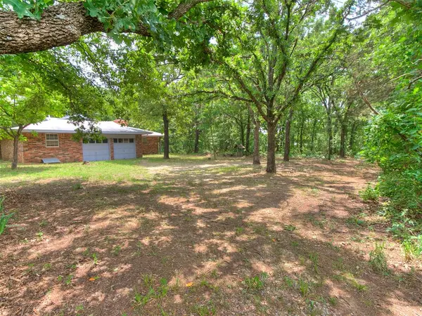 2 Lakewood DR, Mcloud, OK 74851