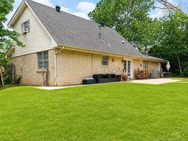 1813 Bellaire CIR, Moore, OK 73160