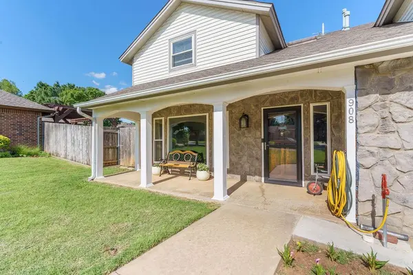 908 Sherwood ST, Weatherford, OK 73096