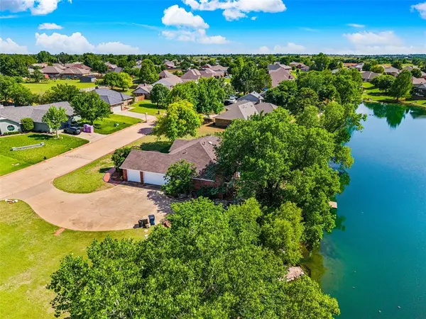 2102 Lakewood, Chickasha, OK 73018