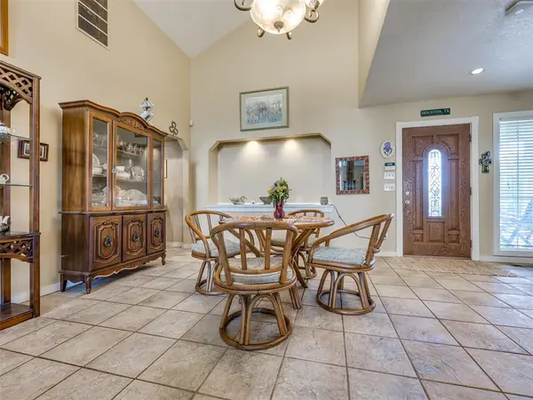 7104 N Lakeway DR, Warr Acres, OK 73132