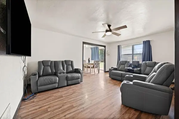 601 SW 27th ST, Moore, OK 73160