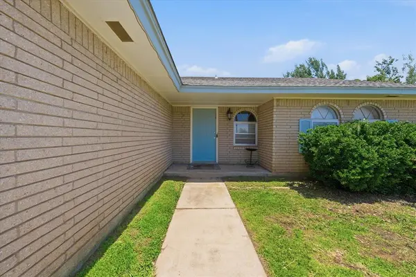 601 SW 27th ST, Moore, OK 73160