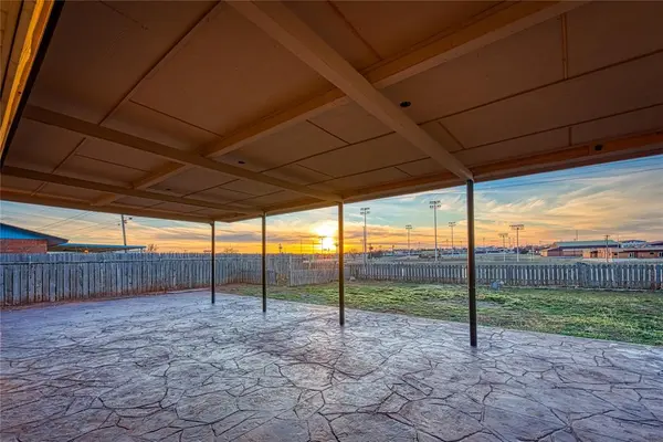 1118 Camelot DR, Clinton, OK 73601