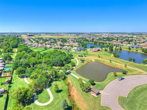 1712 SW 33rd ST, Moore, OK 73160