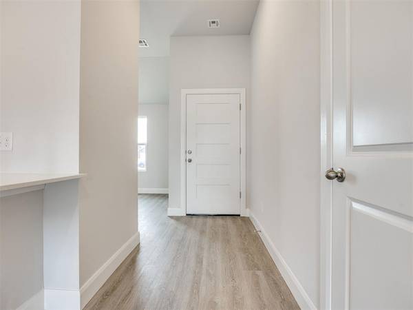 940 S Bear LN, Mustang, OK 73064
