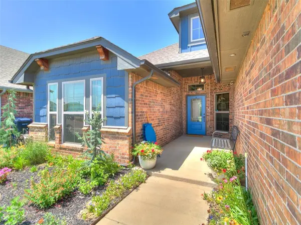 11809 Loren Brook LN, Yukon, OK 73099