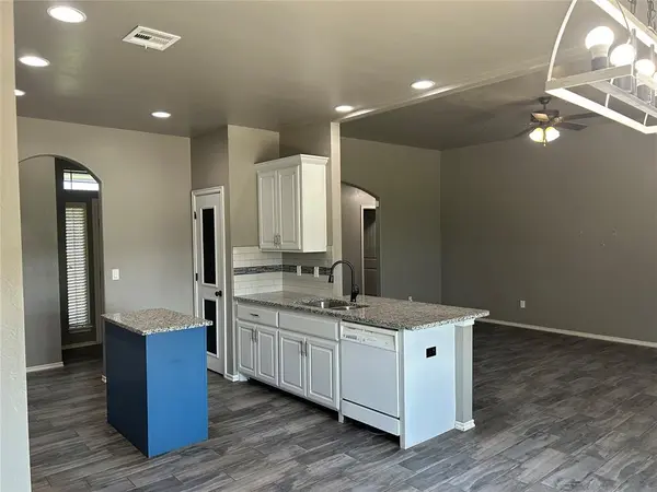 445 E Timberland LN, Guthrie, OK 73044