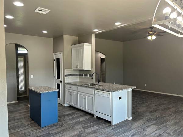 445 E Timberland LN, Guthrie, OK 73044