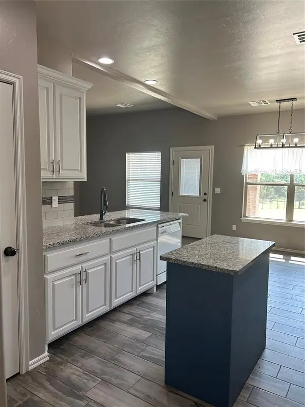 445 E Timberland LN, Guthrie, OK 73044