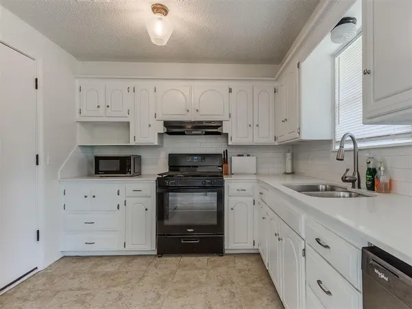 633 SW 10th ST, Moore, OK 73160