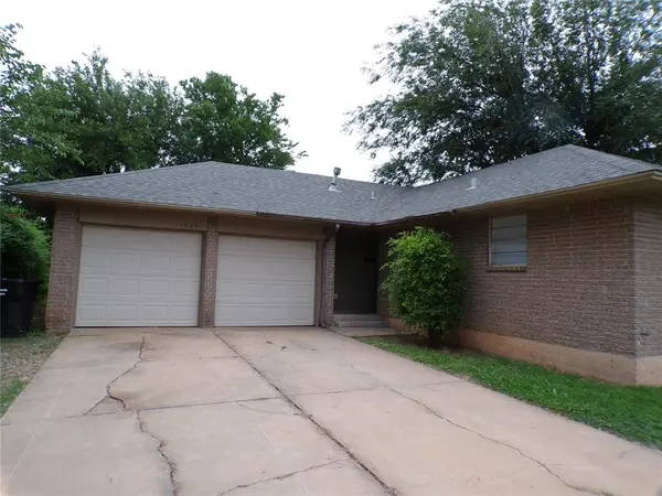1049 NW 22nd ST, Moore, OK 73160