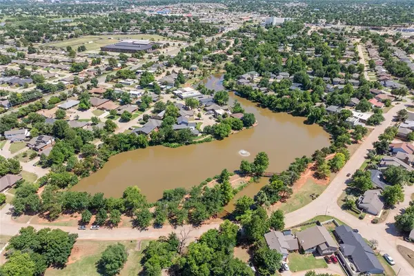 8900 Lansbrook LN, Oklahoma City, OK 73132