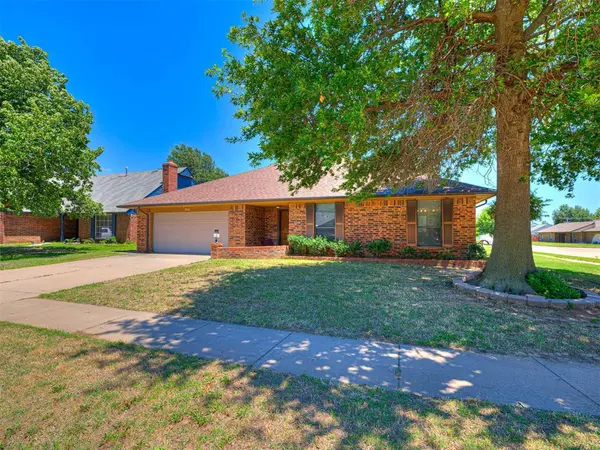 700 N Briarcliff DR, Moore, OK 73170