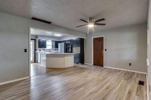 214 Del Mar DR, Yukon, OK 73099