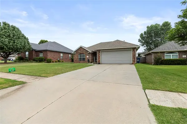 624 E Greenwood LN, Mustang, OK 73064