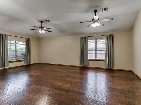 329 E Twelve Oaks TER, Mustang, OK 73064