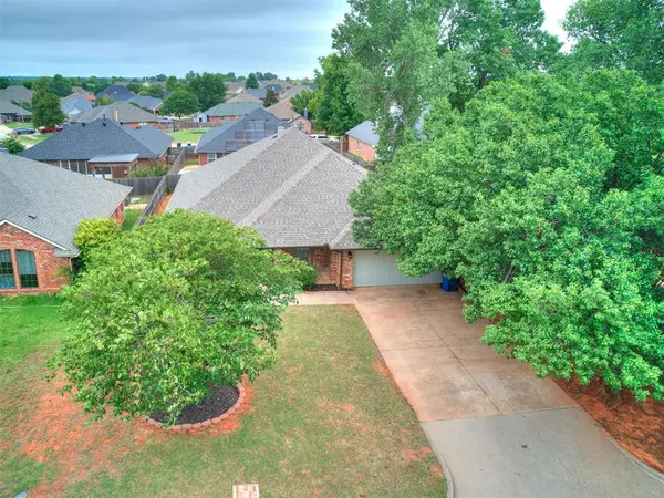 329 E Twelve Oaks TER, Mustang, OK 73064