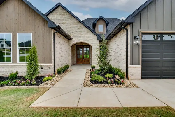3024 Road Runner CT, Guthrie, OK 73044