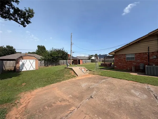 203 Elmhurst DR, Chickasha, OK 73018