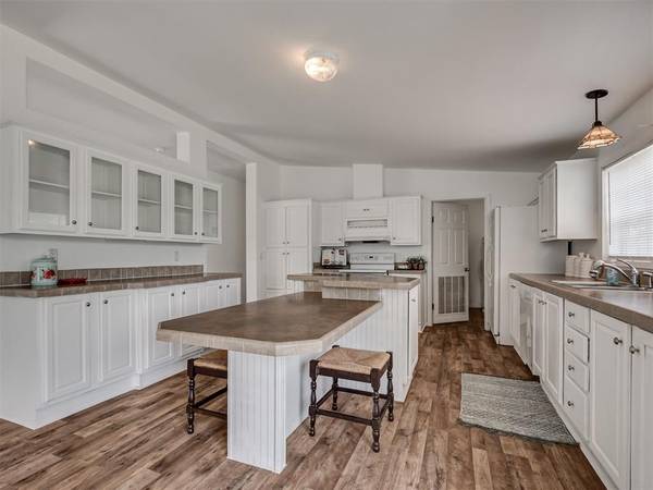 206 N Pine ST, Crescent, OK 73028