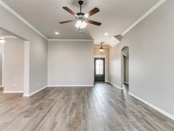 616 Kearny LN, Yukon, OK 73099